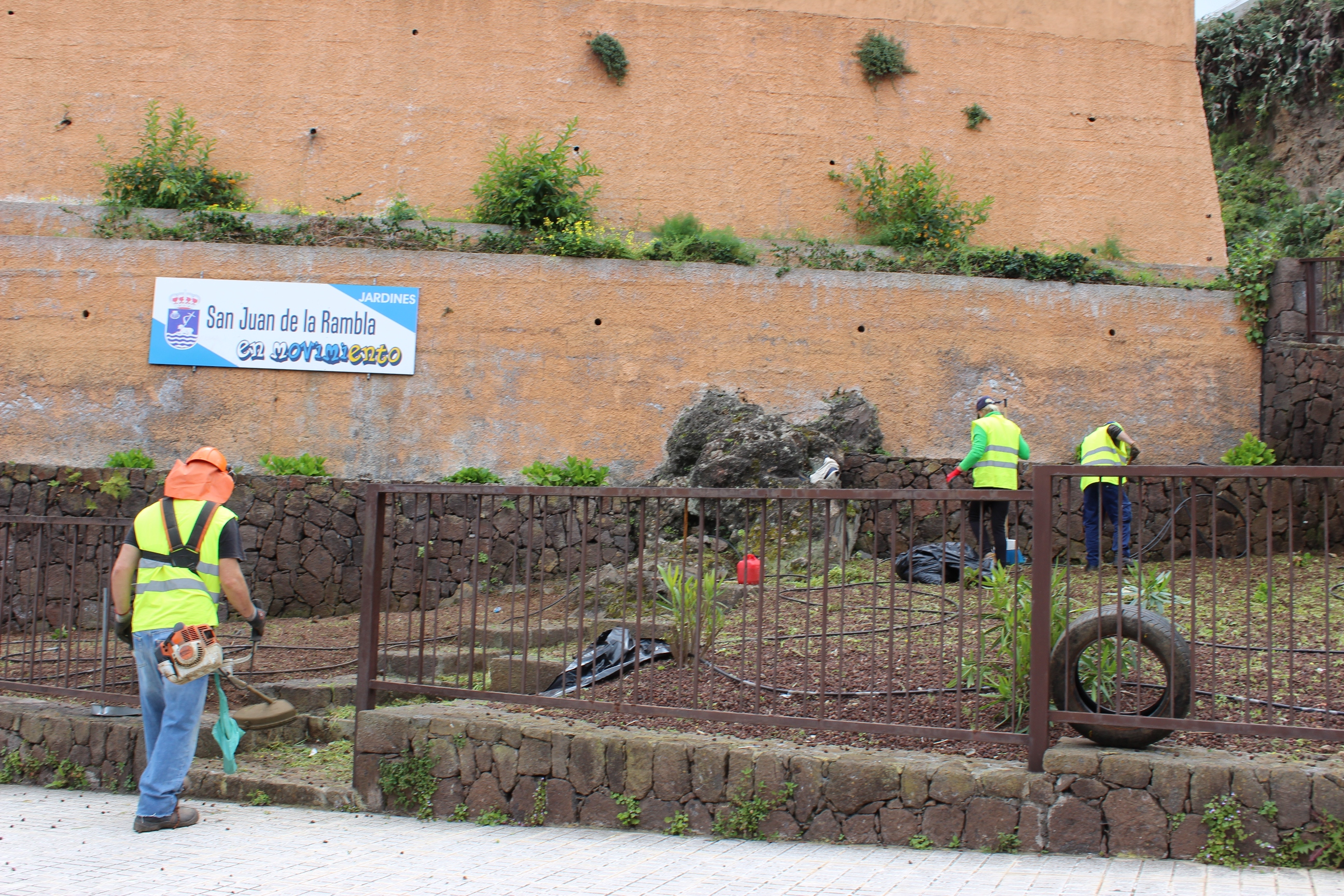 Operarios trabajando en el Jardín de Los Quevedos