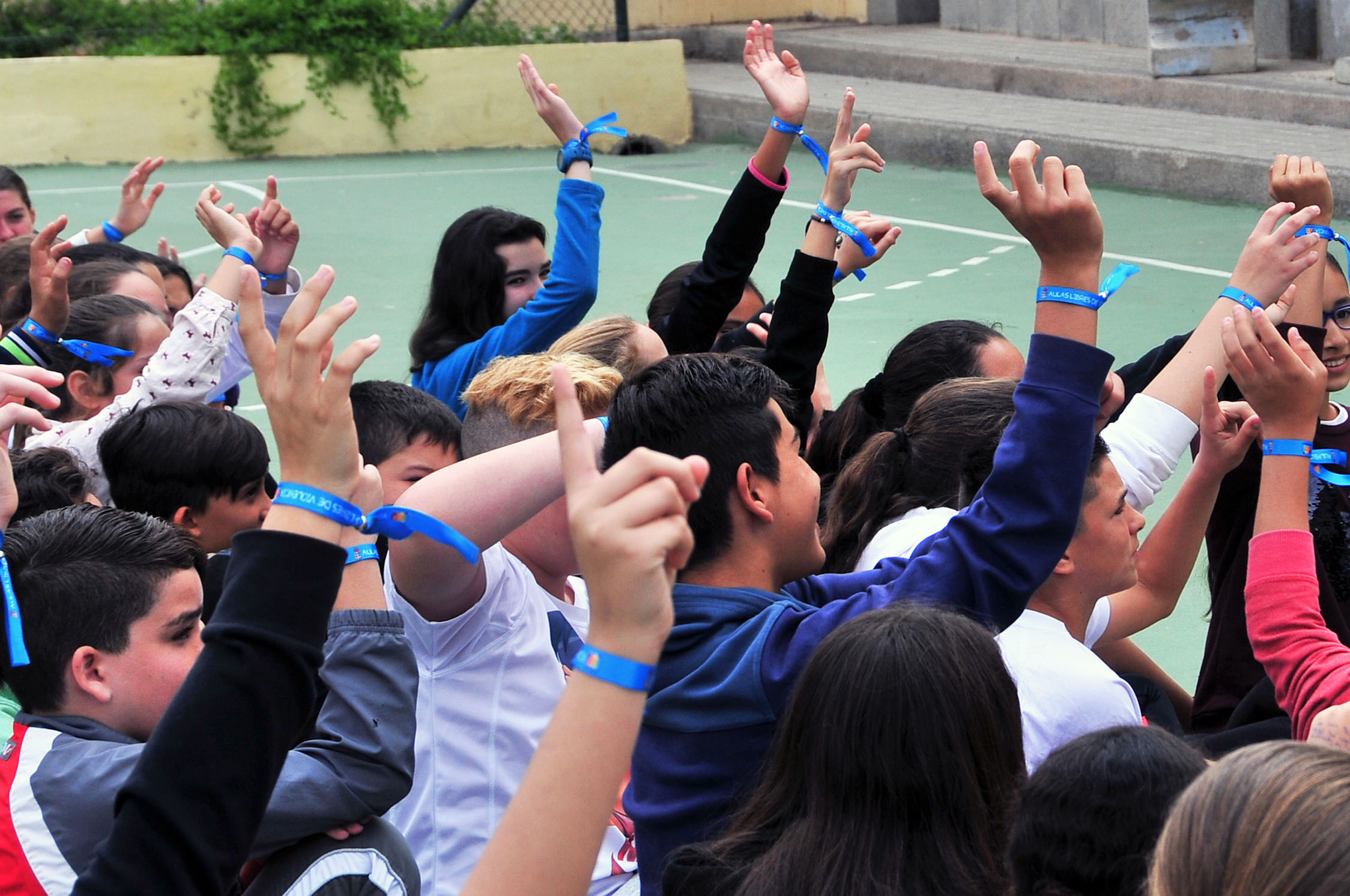 Niños con pulseras contra el acoso escolar 