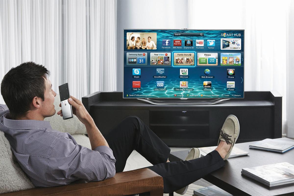 Un hombre frente a una Smart TV