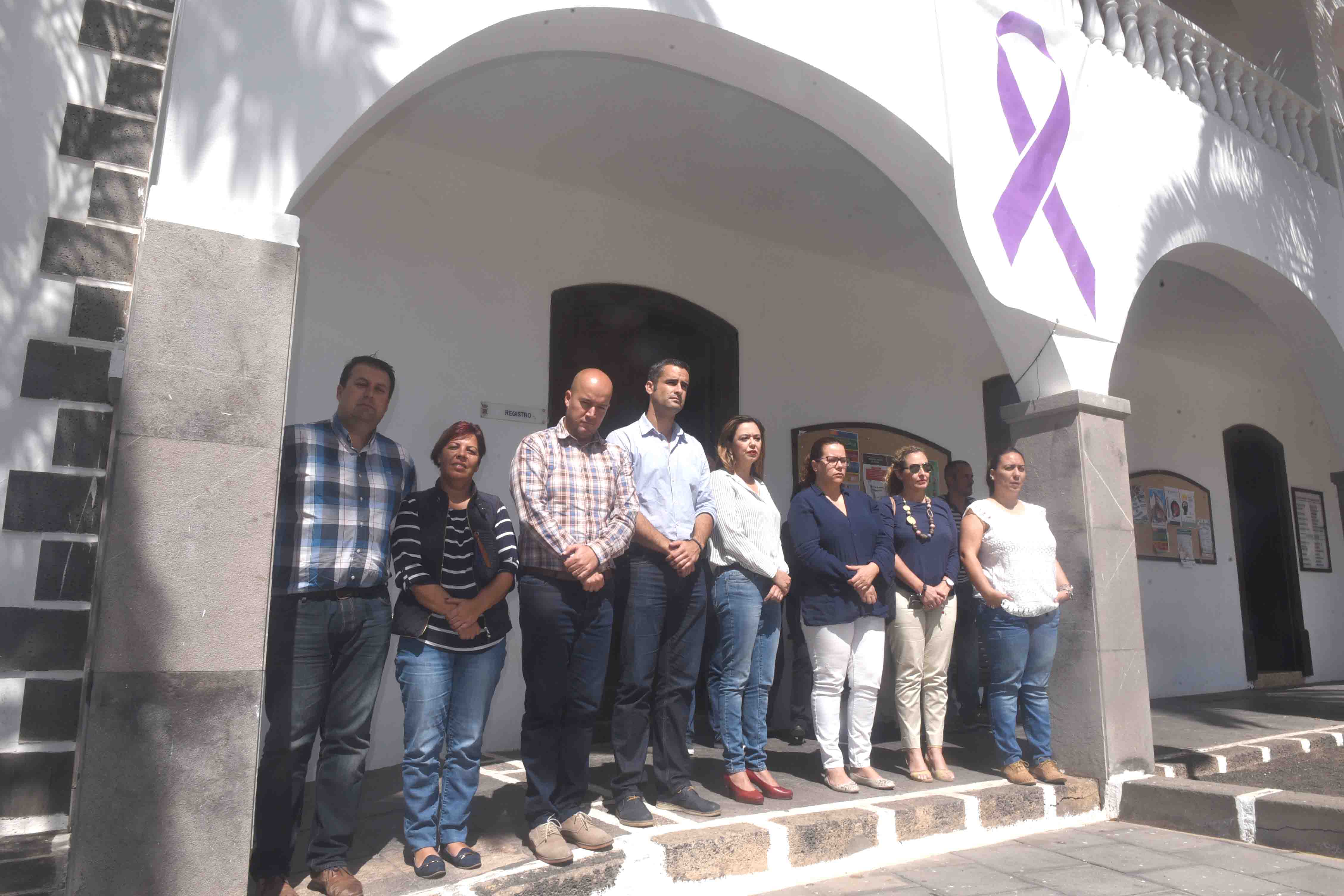 Minuto de silencio en el Ayuntamiento de San Bartolomé