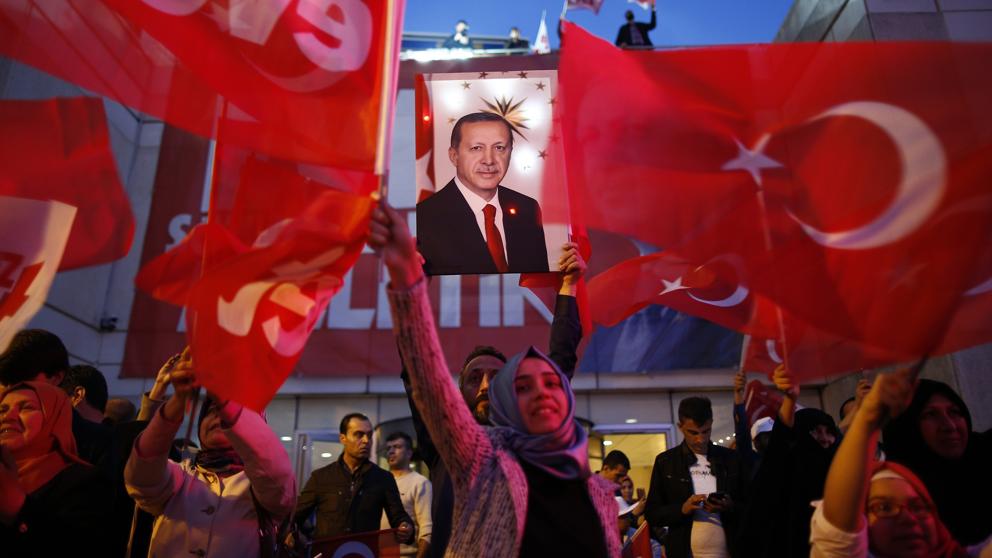 Cartel de Erdogan en Turquía tras el referendum