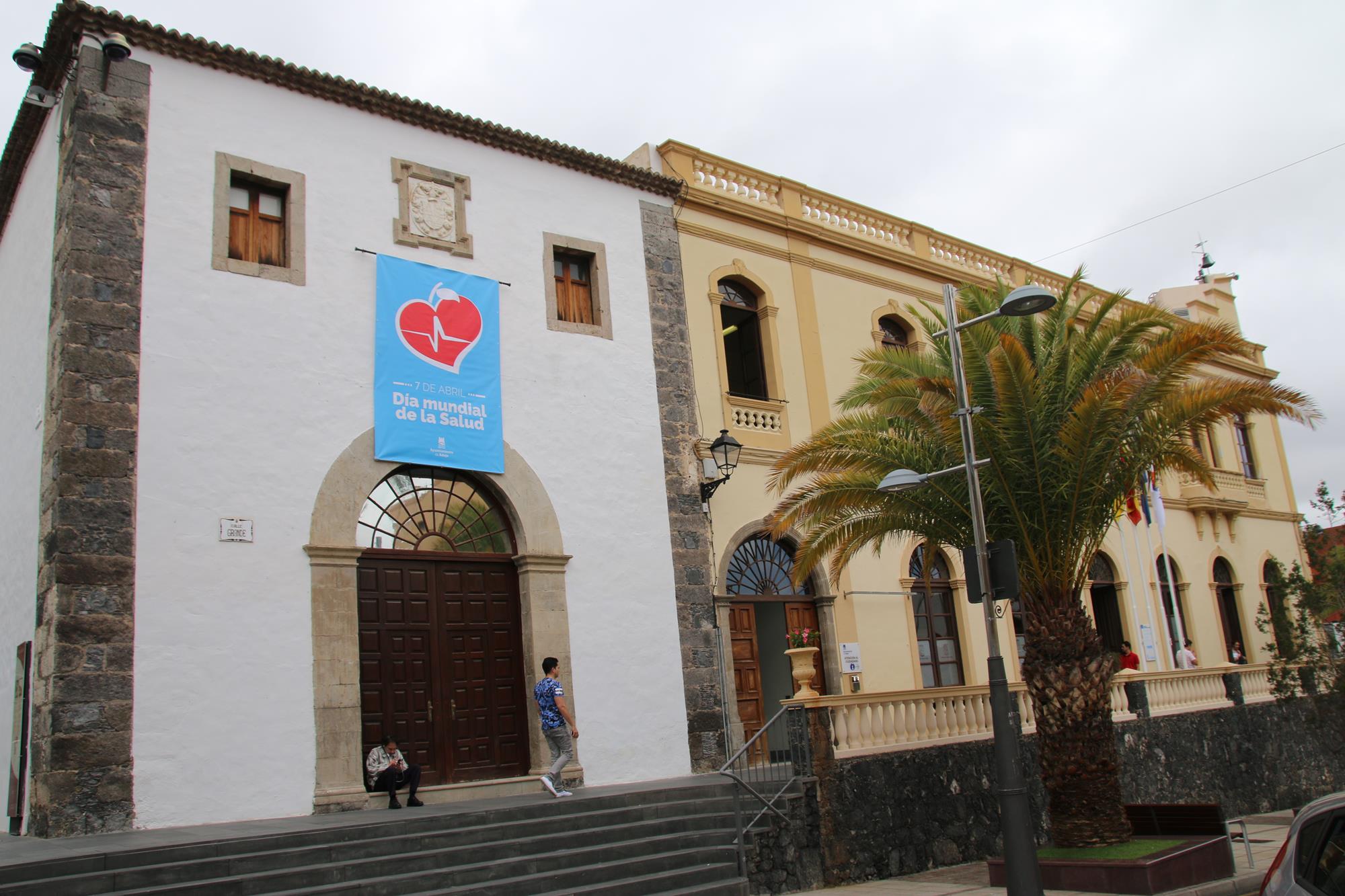 Fachada del Ayuntamiento de Adeje con cartel del Día Mundial de la Salud