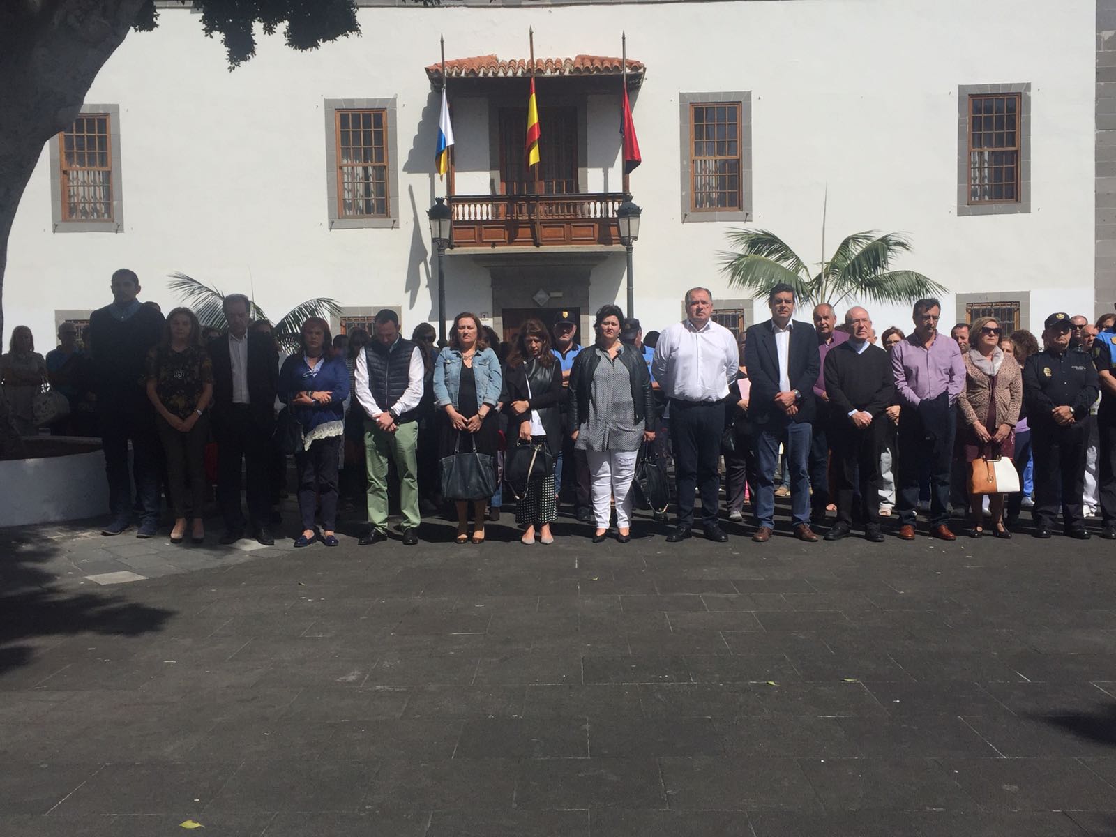 Minuto de silencio en el Ayuntamiento de Telde
