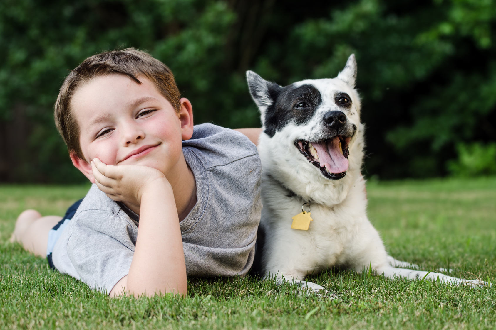 Niño con su perro