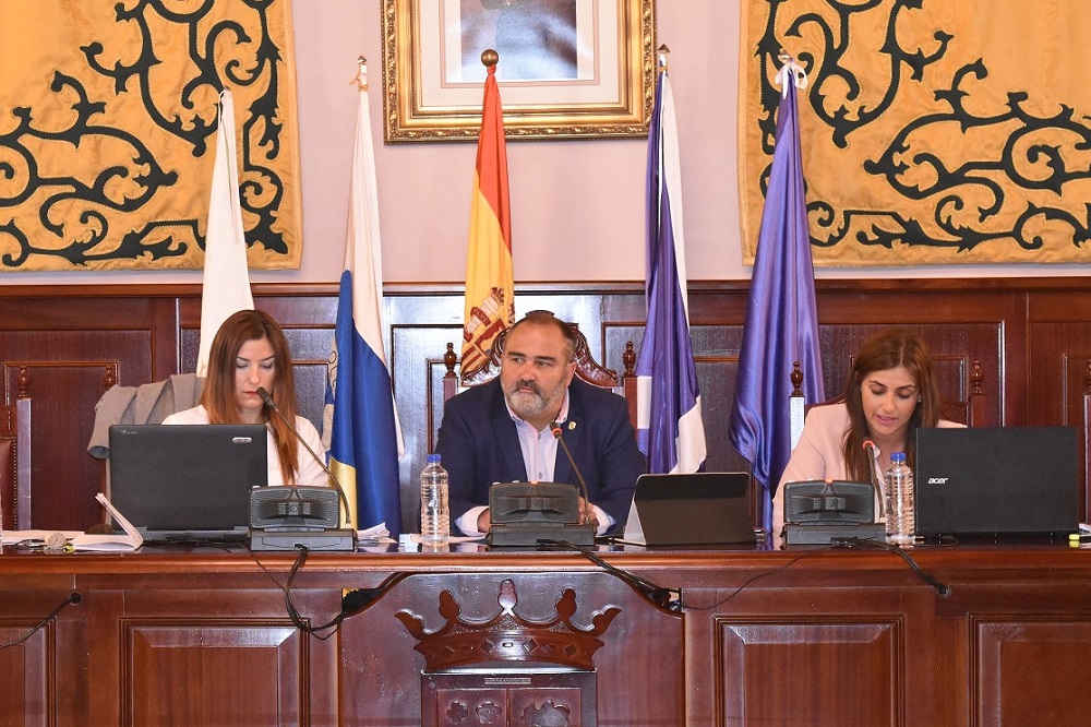 Escolástico Gil en el pleno del Ayuntamiento de El Rosario