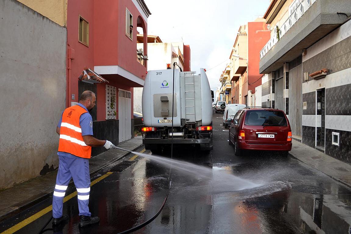 Operario de limpieza limpiando la calle en el barrio de la Gallega de Santa Cruz de Tenerife