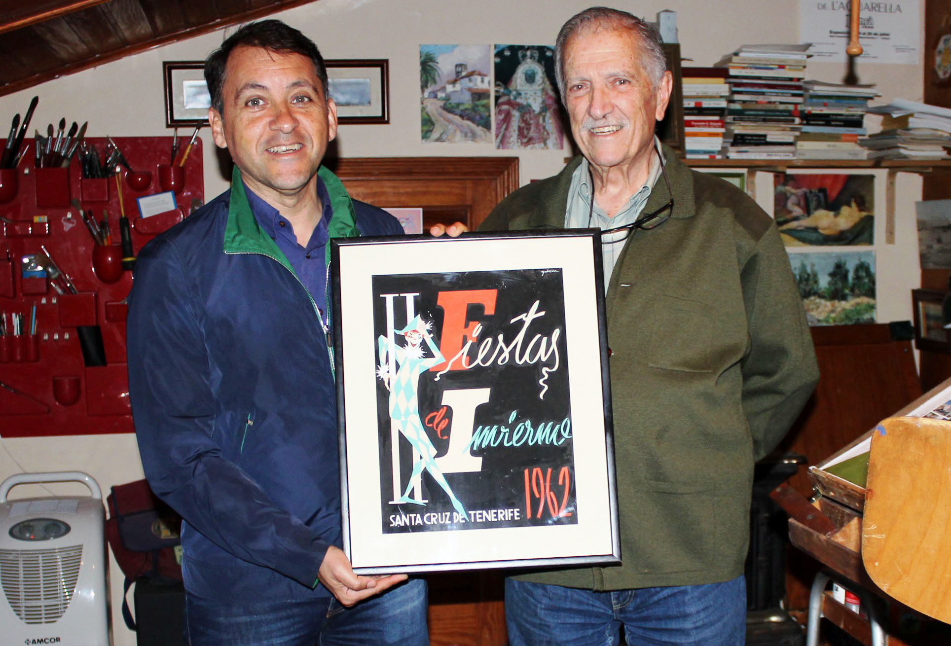 José Manuel Bermúdez y Juan Galarza con el primer cartel del Carnaval