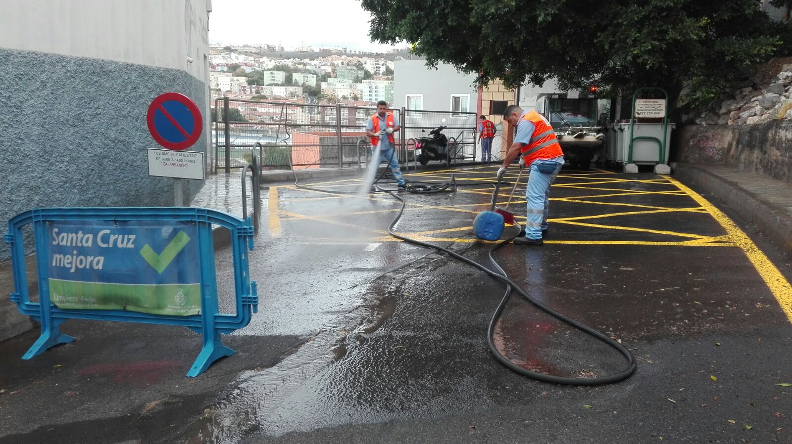 Operario de limpieza limpiando la calle en Barrio Nuevo de Santa Cruz de Tenerife