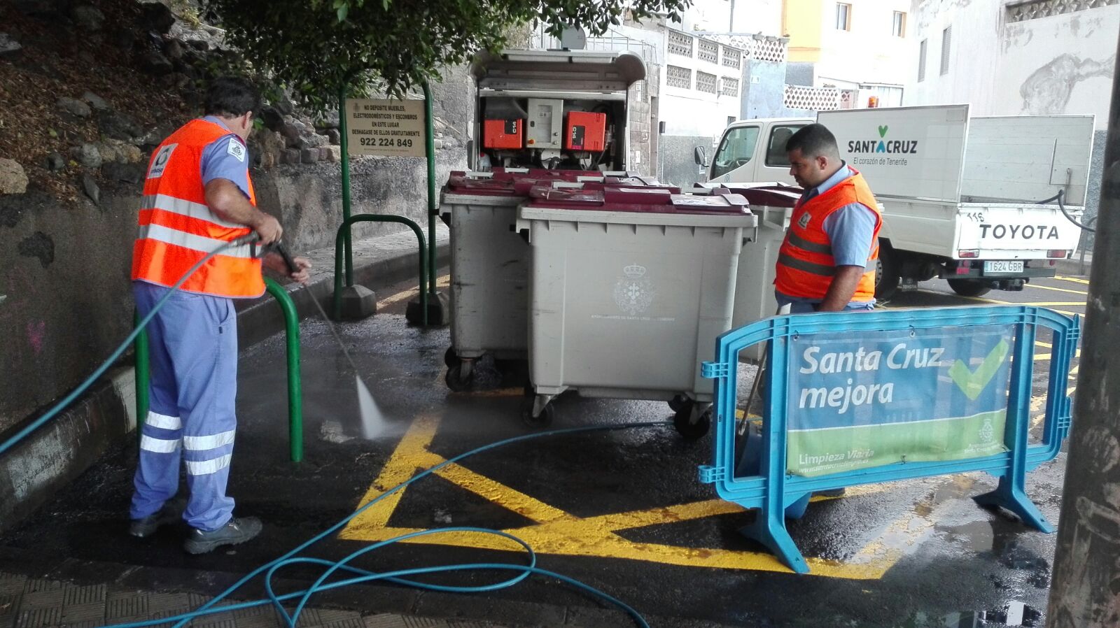 Operario de limpieza limpiando la calle en Barrio Nuevo de Santa Cruz de Tenerife