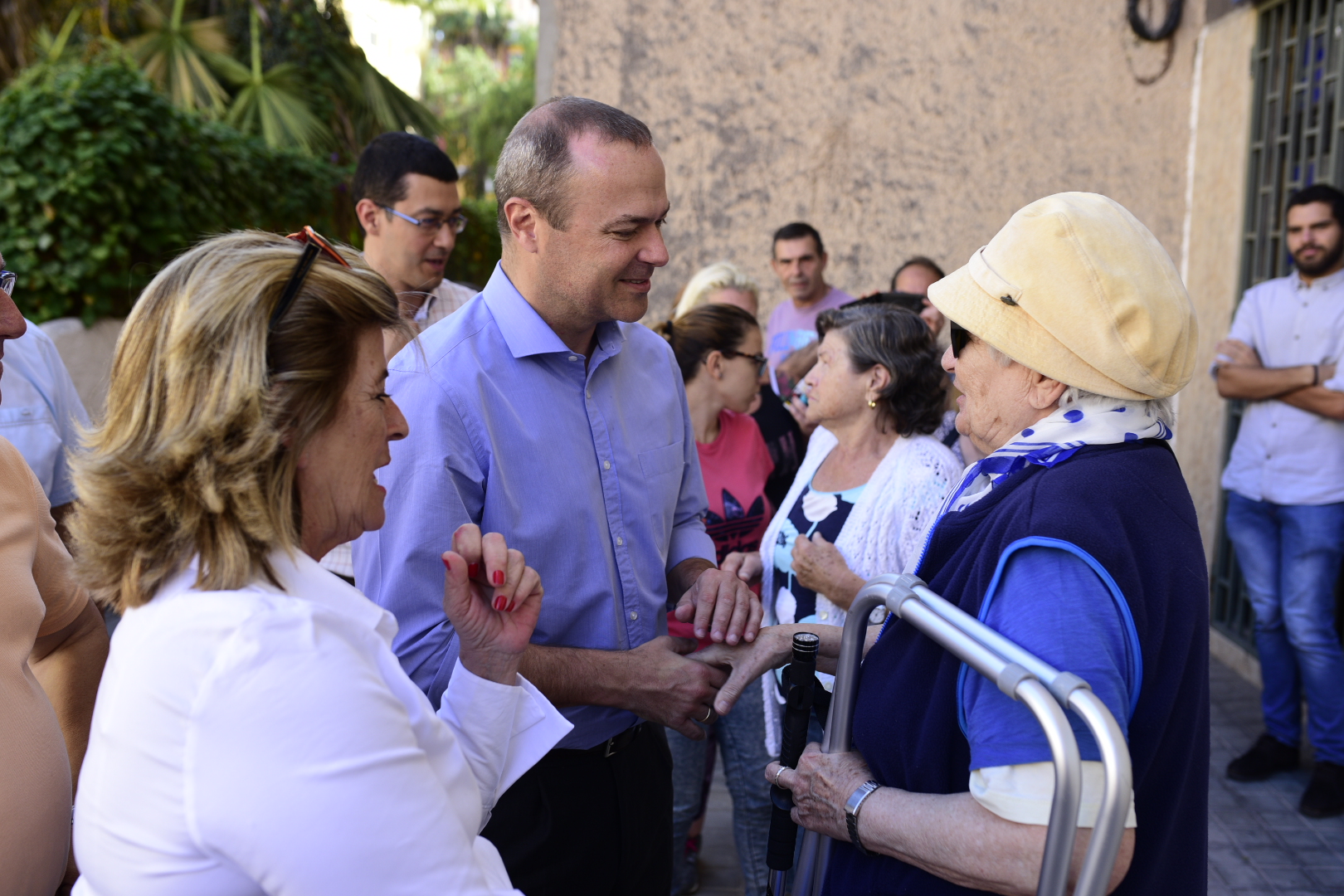 El alcalde de Las Palmas de Gran Canaria, Augusto Hidalgo con Inmaculada Medina en el barrio de las Chumberas