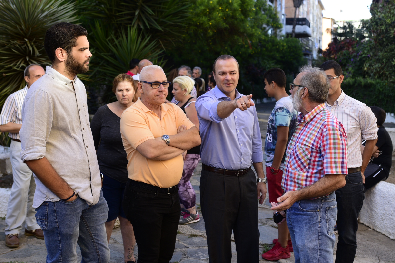 El alcalde de LAs Palmas de Gran Canaria, Augusto Hidalgo con vecinos en el barrio de las Chumberas