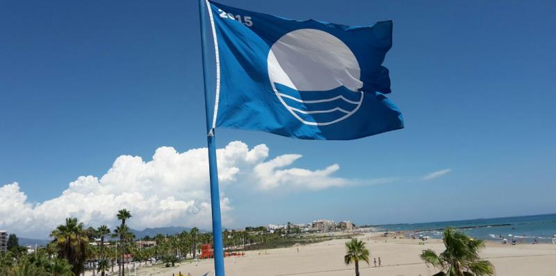 Bandera azul en una playa