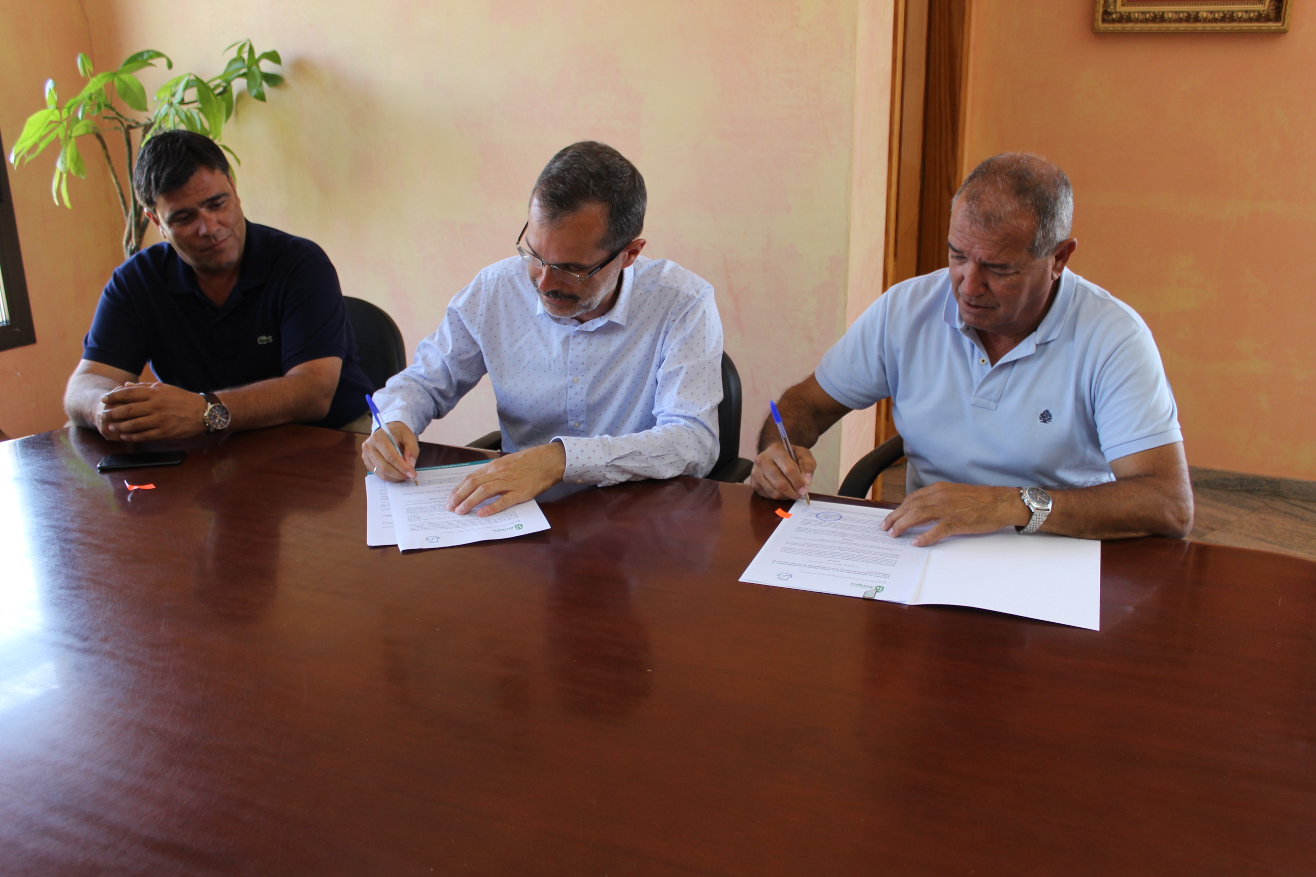 Marcial Morales firma del Convenio de la Feria Insular de Artesanía