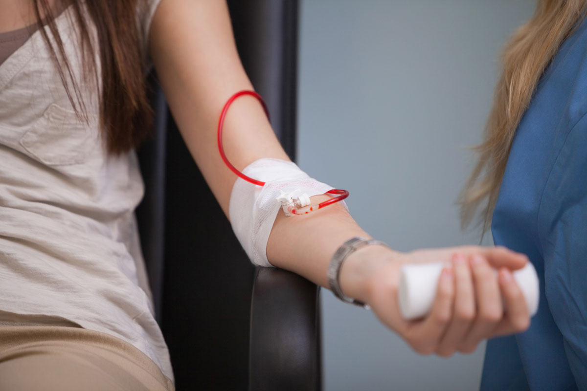 Una mujer donando sangre