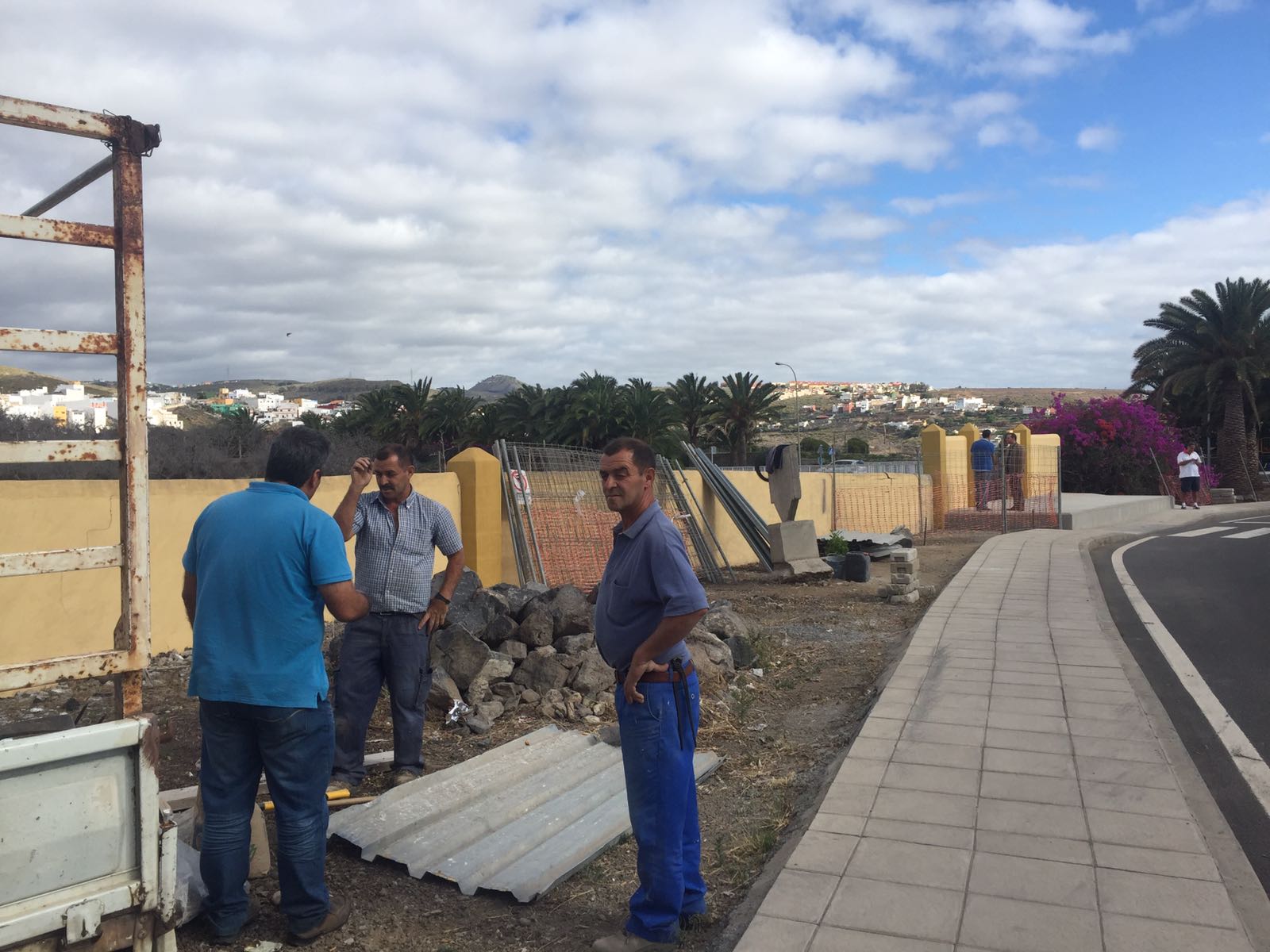 Eloy Santana en la reconstrucción del muro