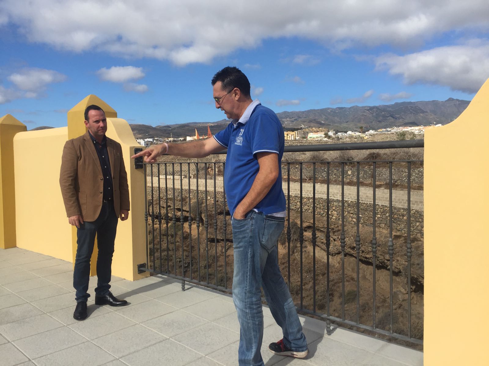 Eloy Santana en la reconstrucción del muro
