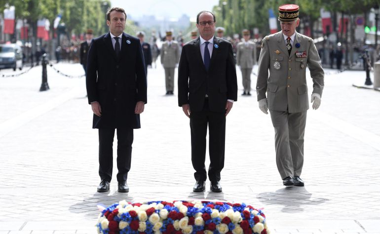 François Hollande y Emmanuel Macron en el acto de homenaje a las víctimas de la II Guerra Mundial