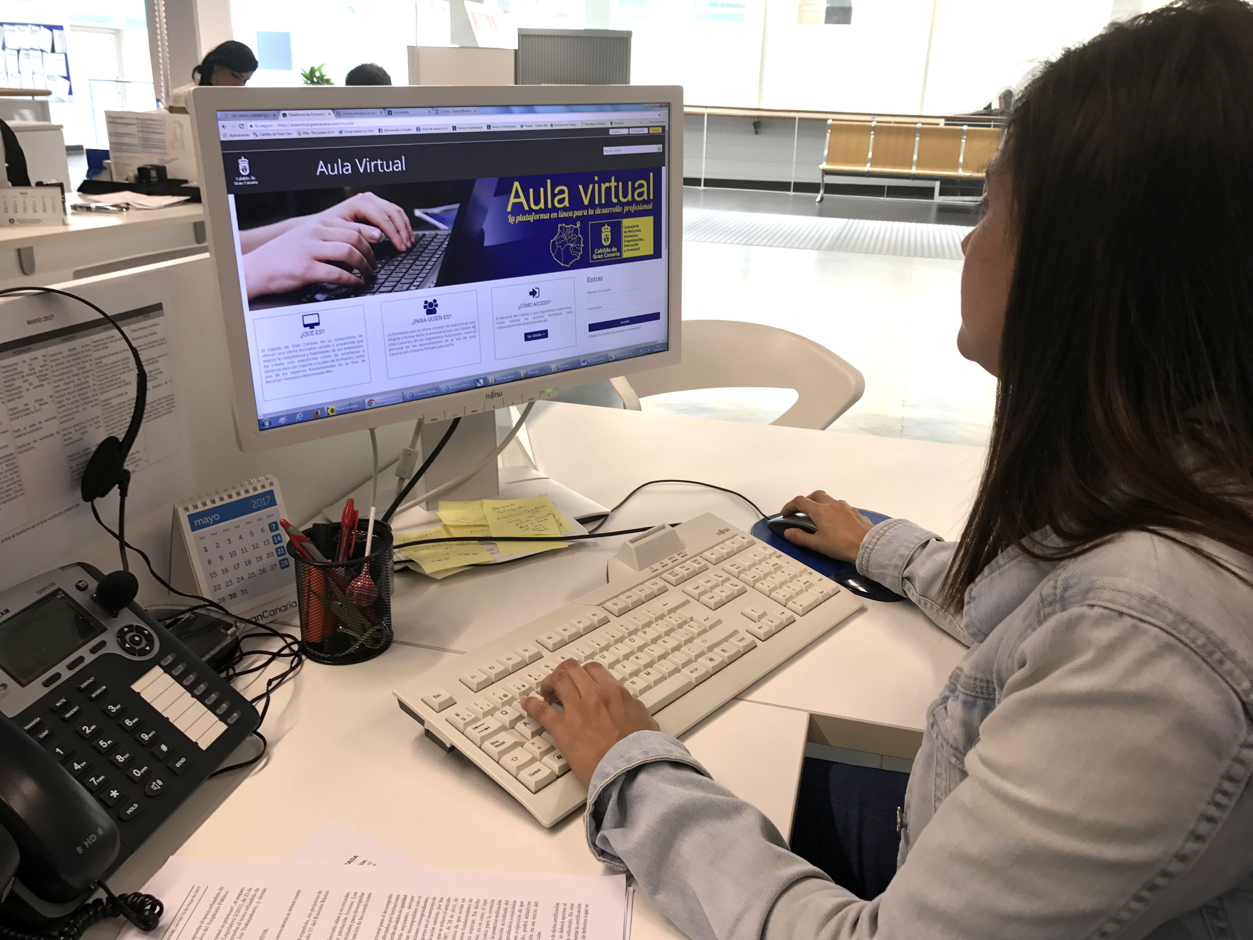 Pantalla de ordenador con el Aula Virtual del Cabildo de Gran Canaria