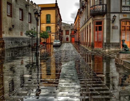 Fotos: @PoliciaLPA Piso mojado tras la lluvia en Las Palmas de Gran Canaria