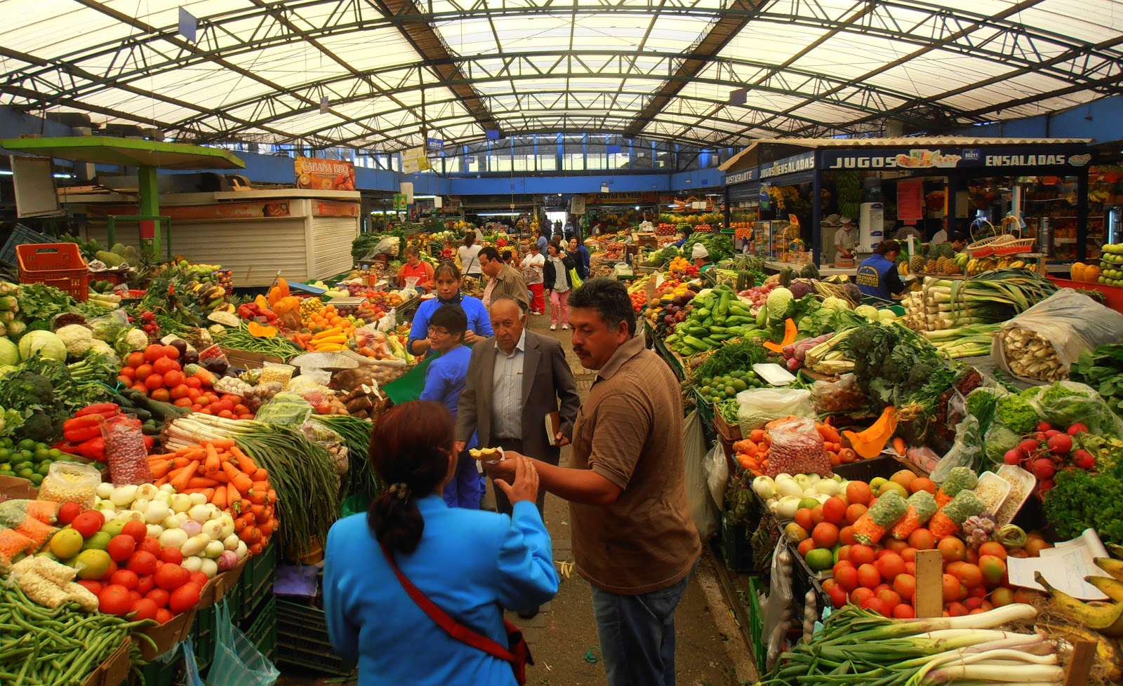 Un mercado de alimentos