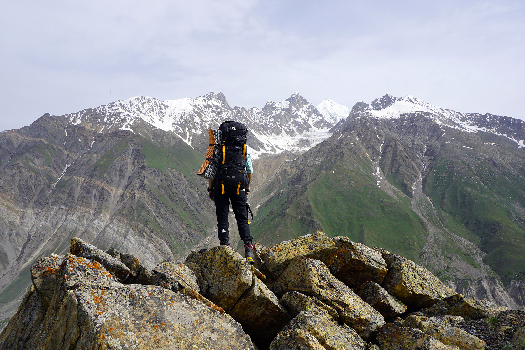 Un hombre en la cima de una montaña