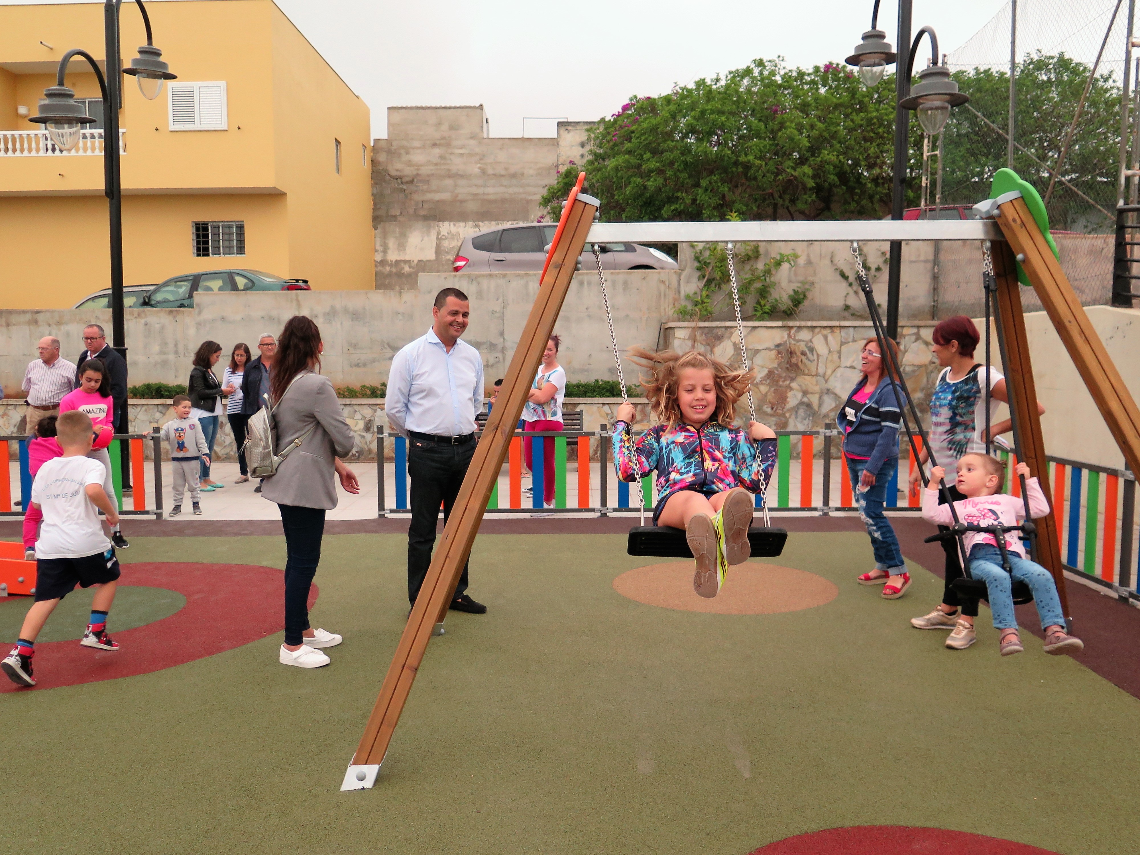 El alcalde de Guía, Pedro Rodríguez visita el Parque infantil la Dehesa