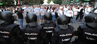 Policía con ultras en un estadio de fútbol