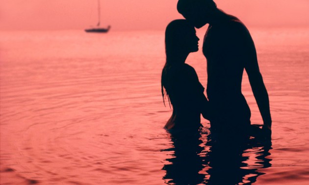 Un hombre y una mujer desnudos en el mar