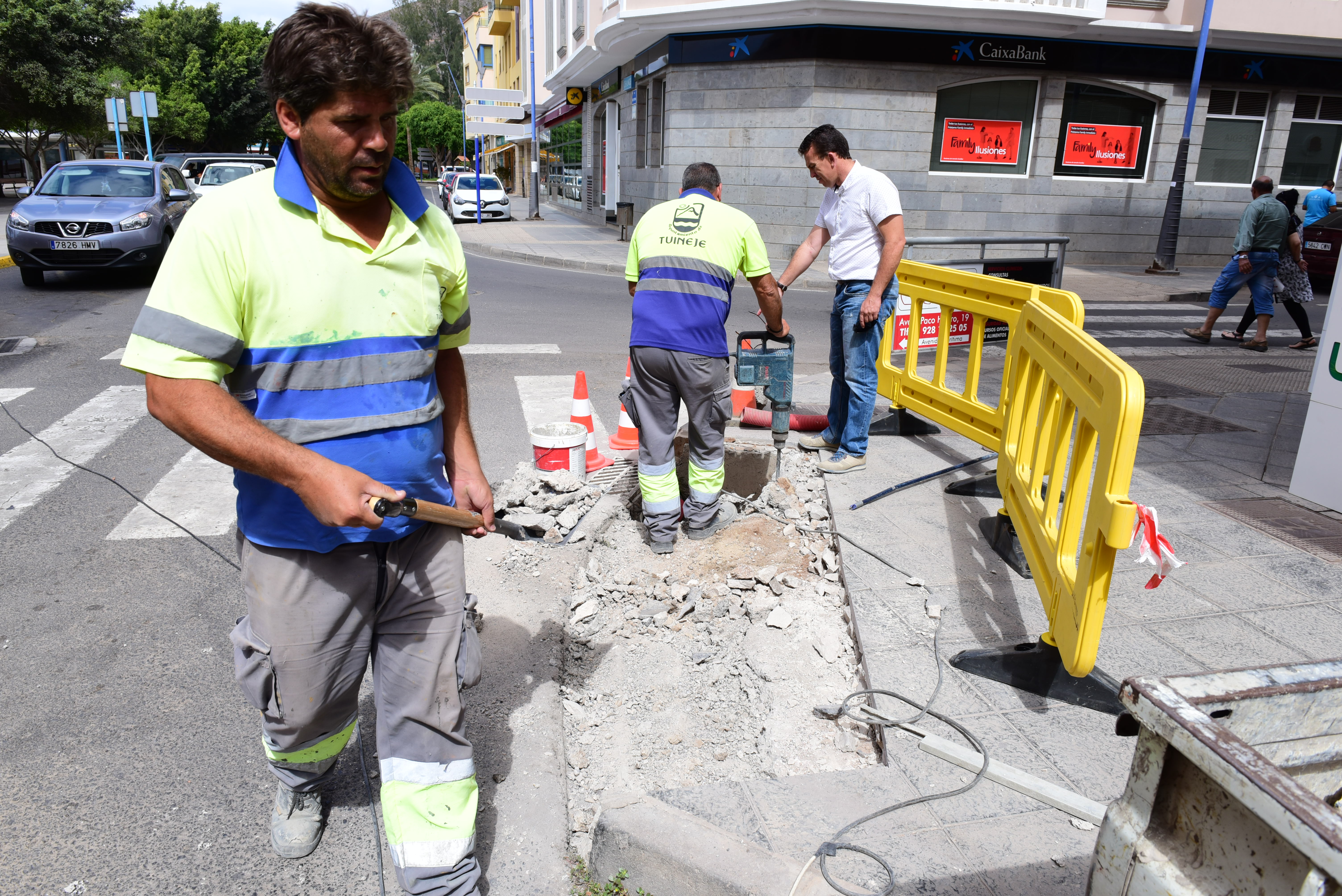 Operarios eliminando las barreras arquitectónicas de Tuineje