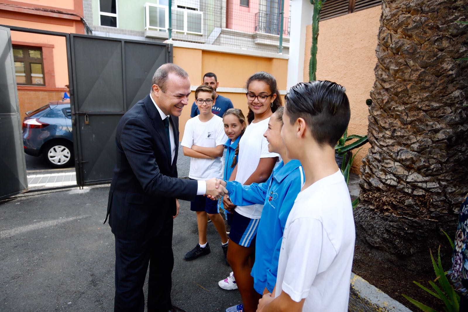 El alcalde de Las Palmas de Gran Canaria, Augusto Hidalgo saludando a unos alumnos