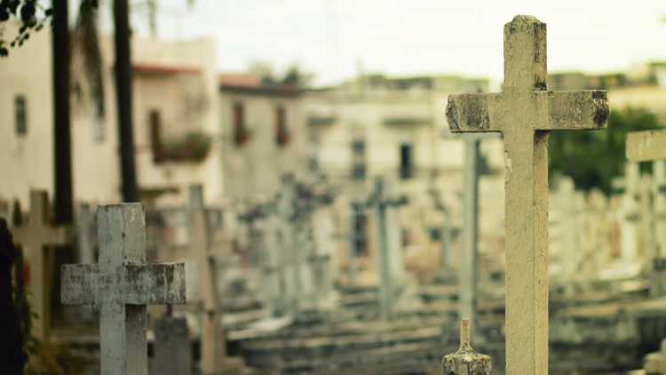 una cruz en un cementerio