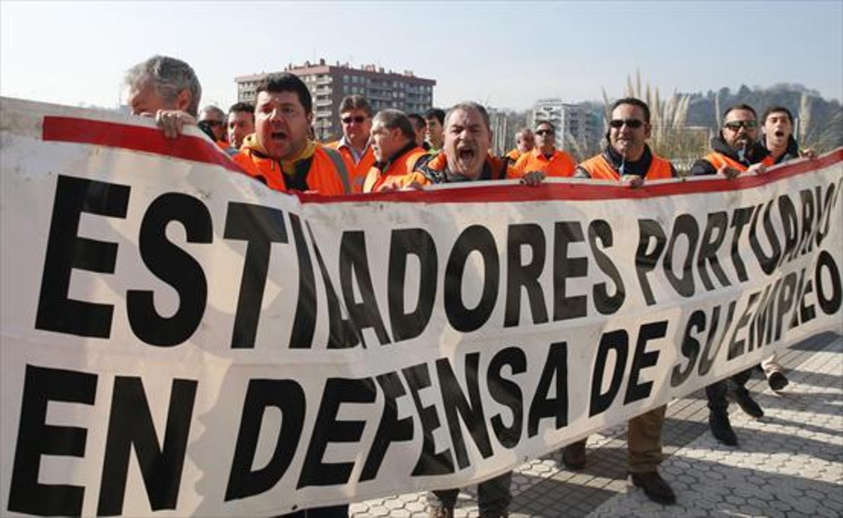 Estibadores en huelga con una pancarta