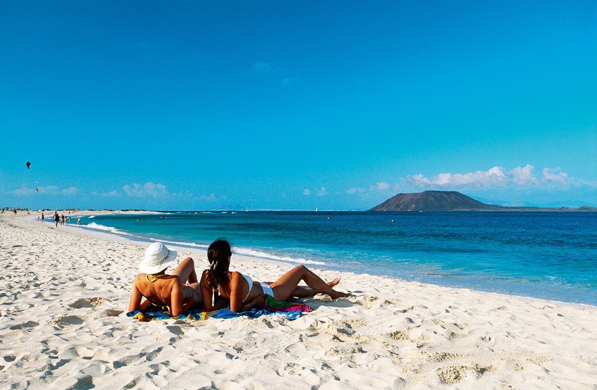 Dos mujeres tumbadas en una playa de Fuerteventura