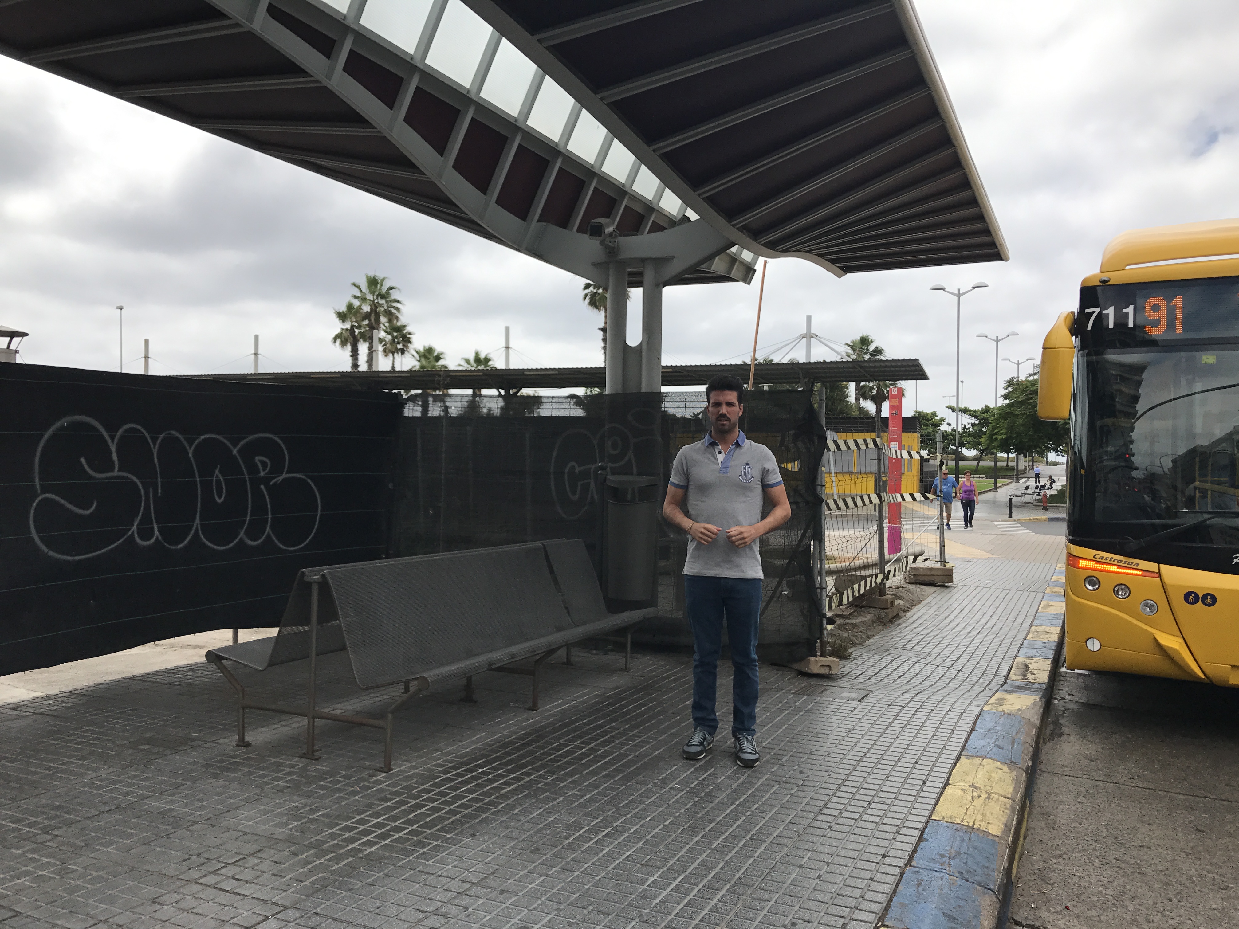 David Suárez en la estación de Guaguas del Teatro