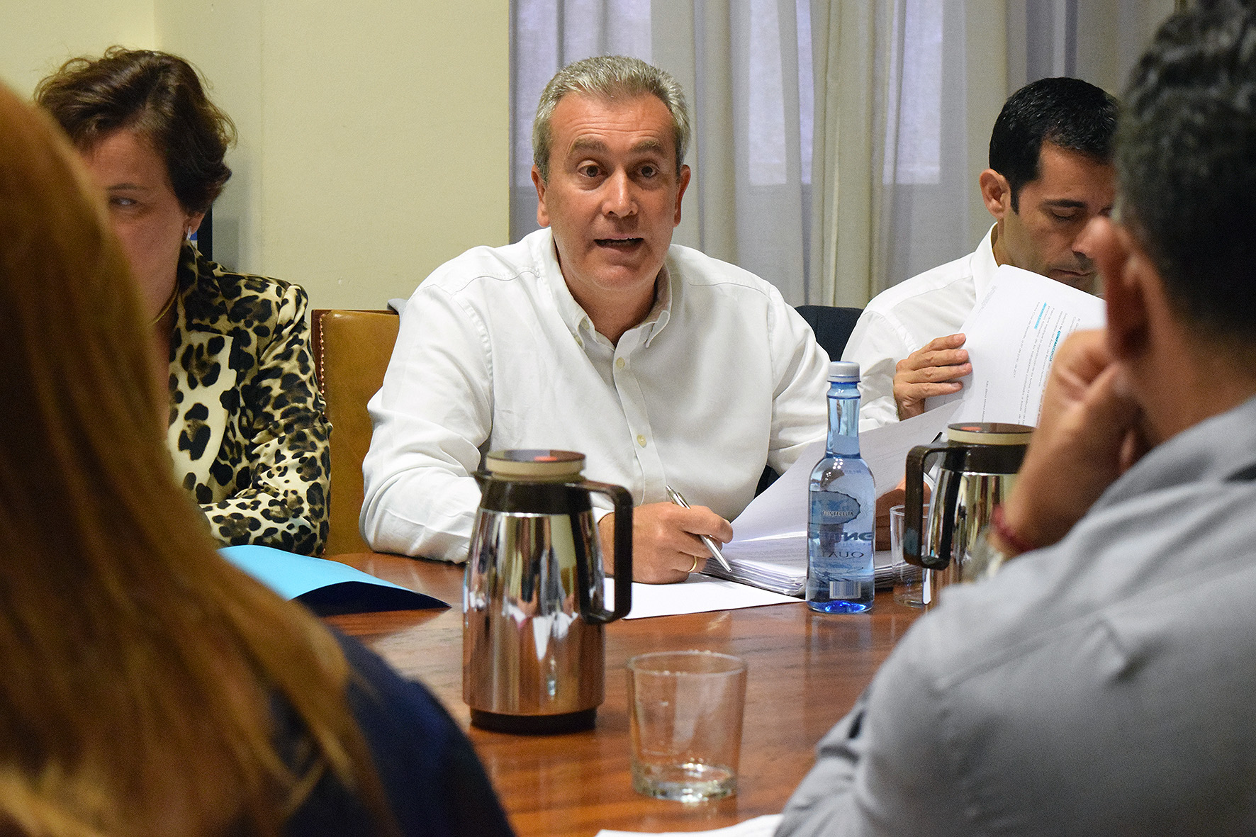 Óscar García en una reunión