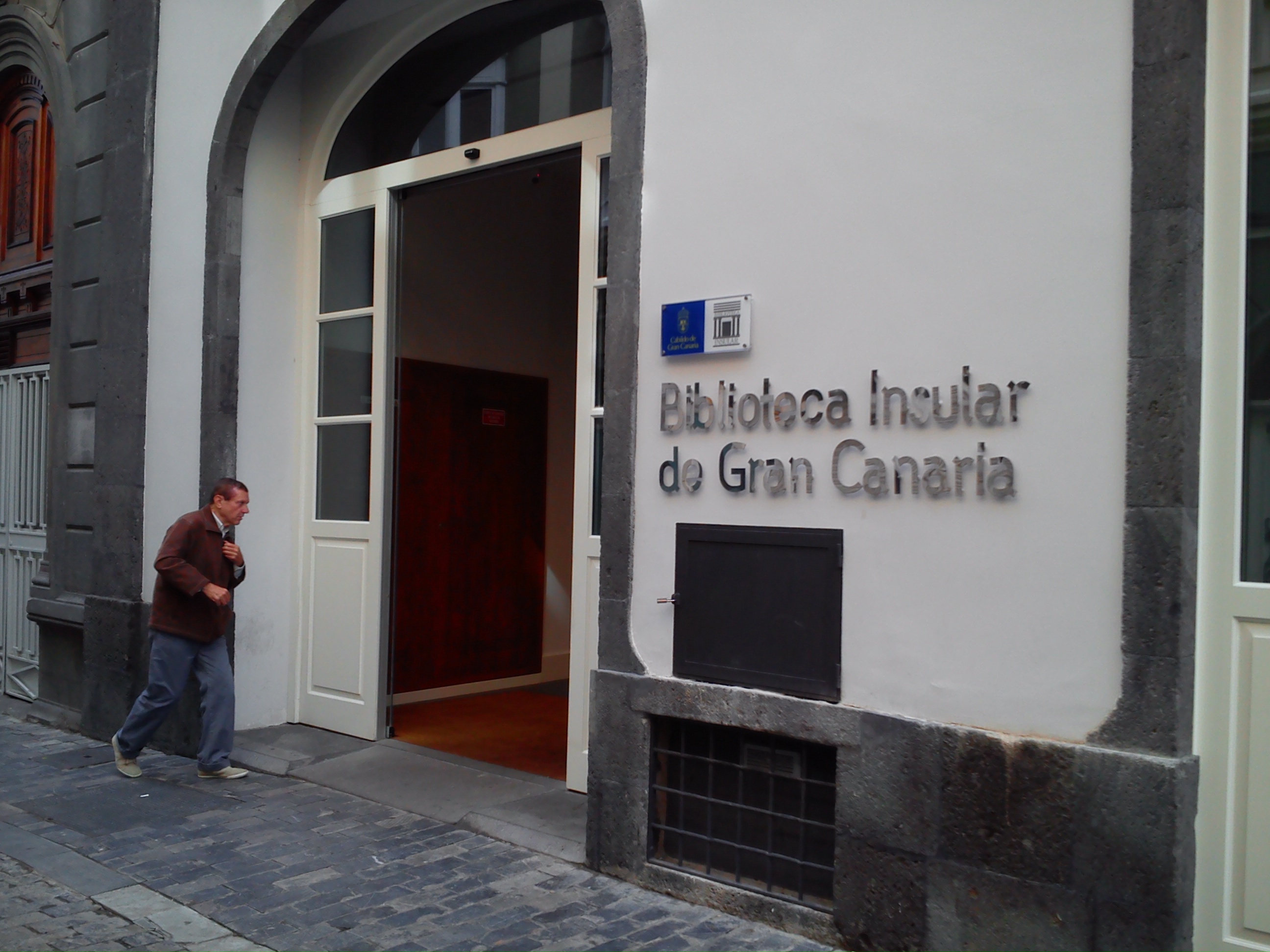 Entrada de la Biblioteca insular de Gran Canaria