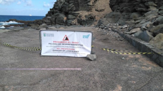 Cartel prohibiendo el acceso a parte de la Playa de La Laja