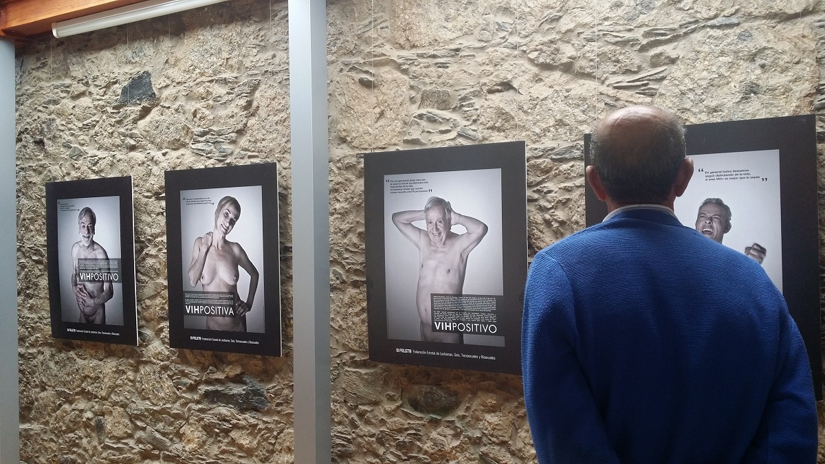 Un hombre en una exposición