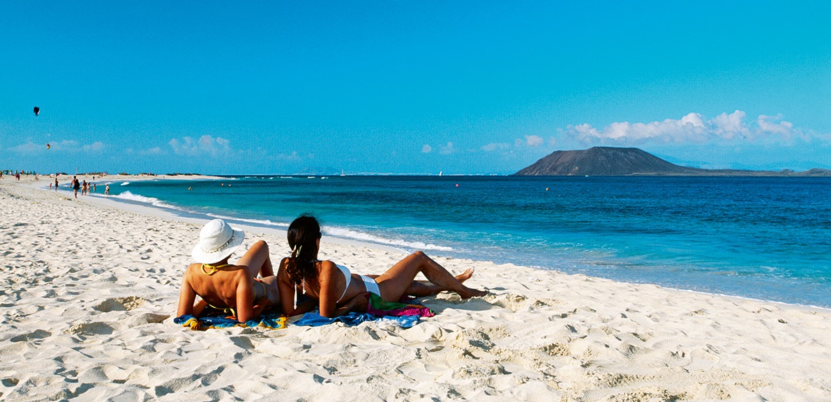 Una pareja en una playa