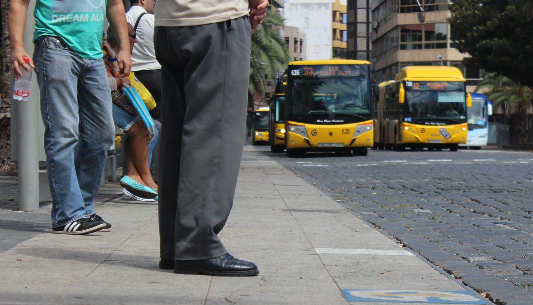 Un hombre esperando la guagua