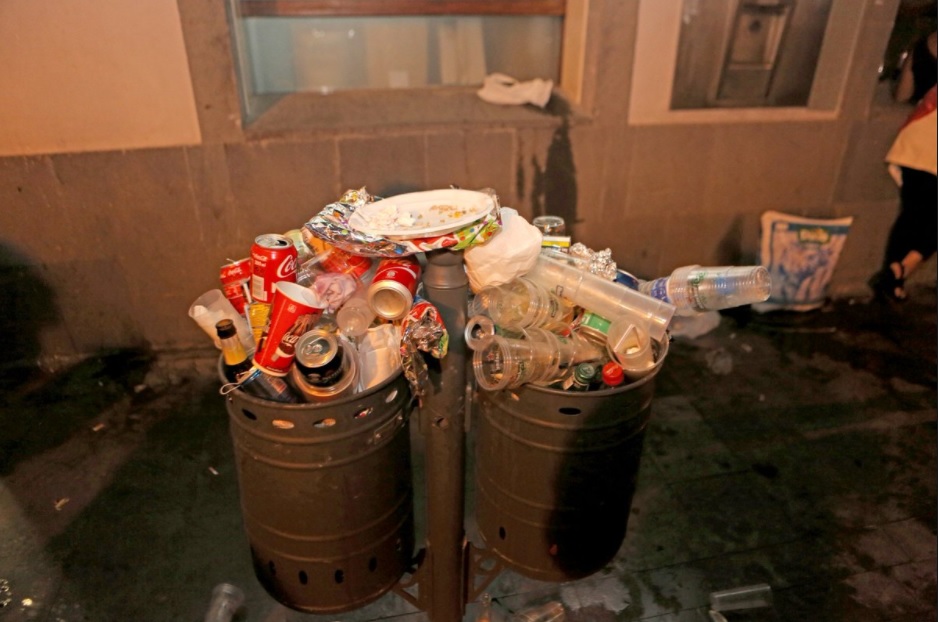 Dos papeleras llenas de basura