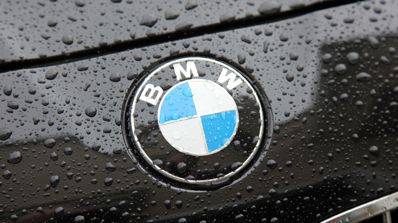 Logo en un coche de BMW