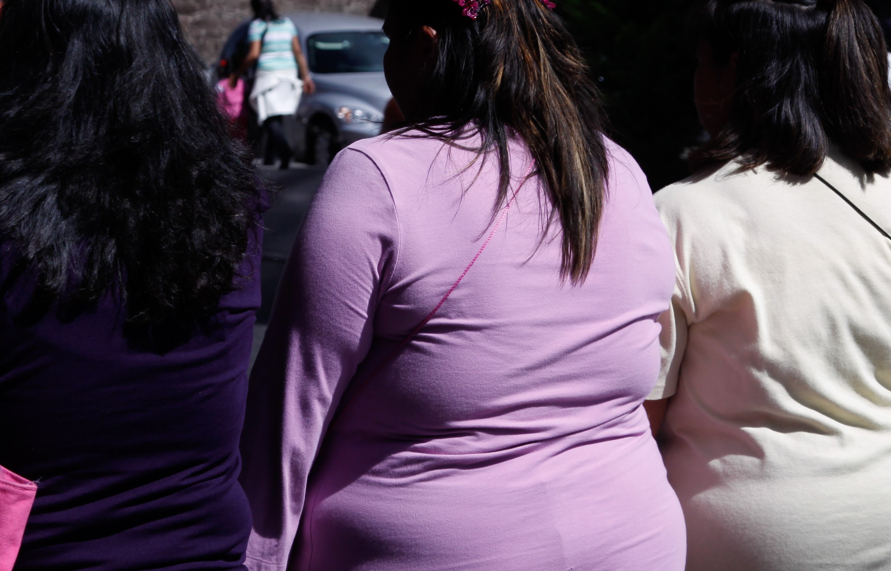 Tres mujeres obesas de espalda