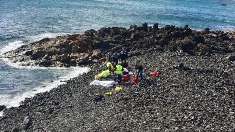 Servicios sanitarios atendiendo en una playa de Teguise