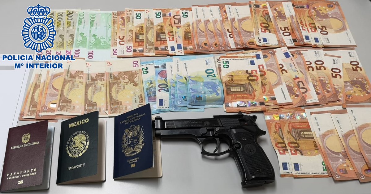 Dinero y arma incautada por la policia