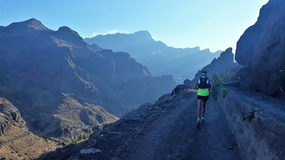 Un corredor en la montaña