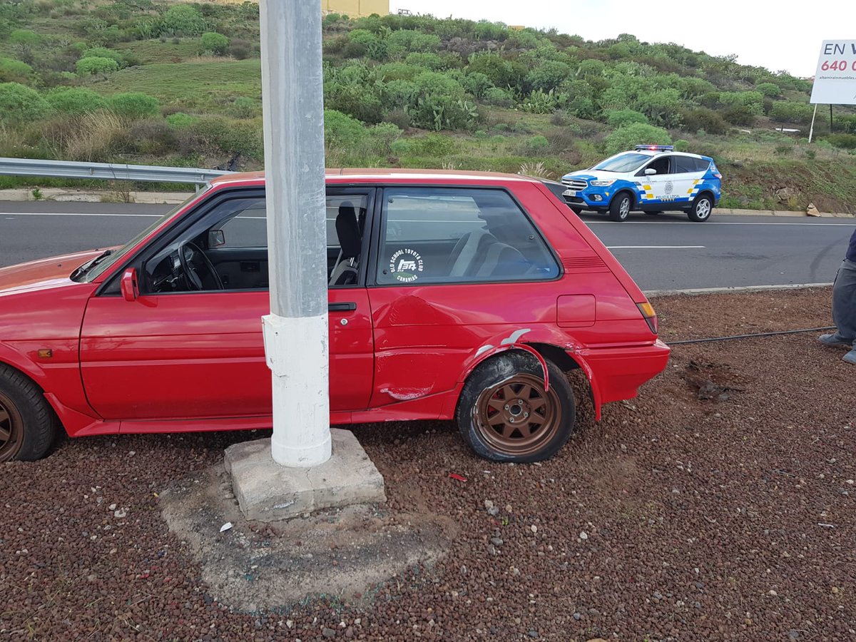 Fotos: @PoliciaLocalSC Un coche choca contra una farola