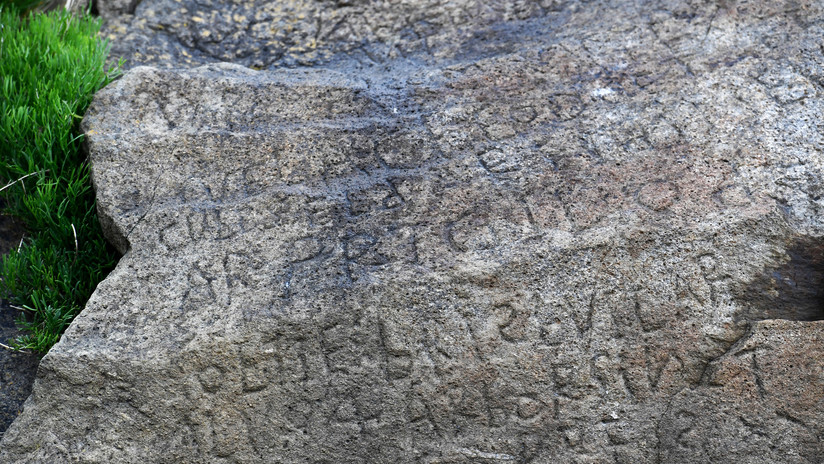 La 'piedra de Rosetta' de la localidad francesa de Plougastel-Daoulas La 'piedra de Rosetta' de la localidad francesa de Plougastel-Daoulas