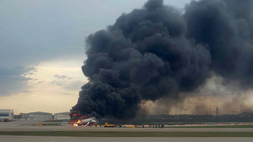 Sukhoi Superjet 100 en llamas en el Aeropuerto Internacional Sheremétievo de Moscú (Rusia)