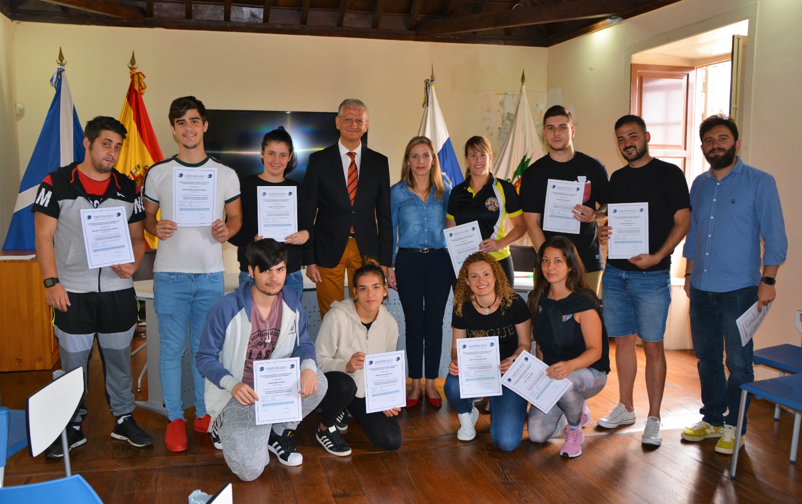 El alcalde Francisco Linares con los alumnos